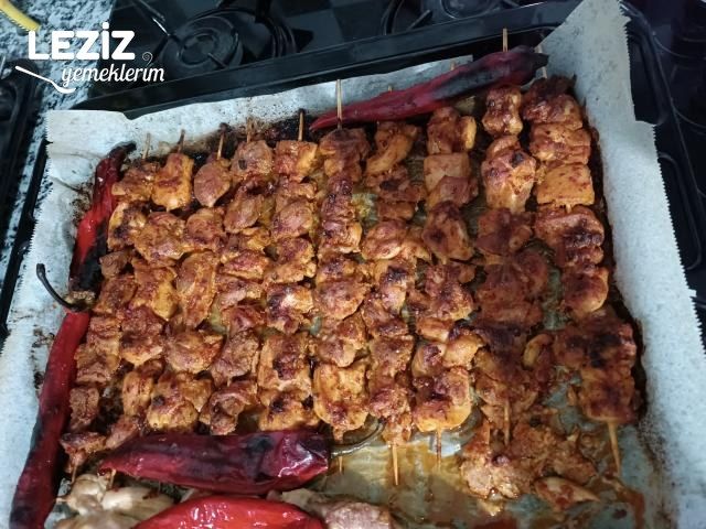 Fırında Çöp Şiş Tavuk Tarifi (Lokum Kıvamında)