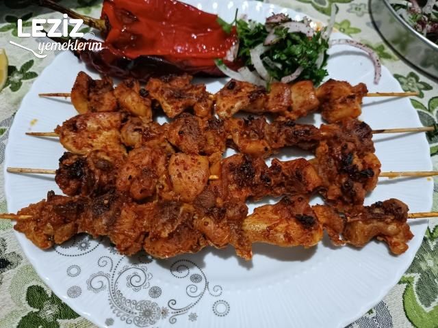 Fırında Çöp Şiş Tavuk Tarifi (Lokum Kıvamında)