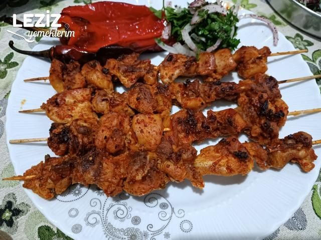 Fırında Çöp Şiş Tavuk Tarifi (Lokum Kıvamında)