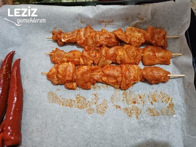 Fırında Çöp Şiş Tavuk Tarifi (Lokum Kıvamında)