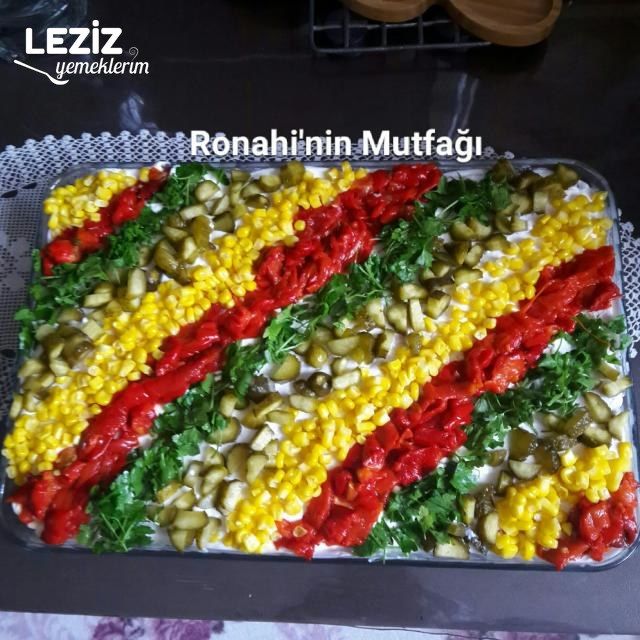 Yoğurtlu Tavuklu Garnitürlü Etimek Salatası