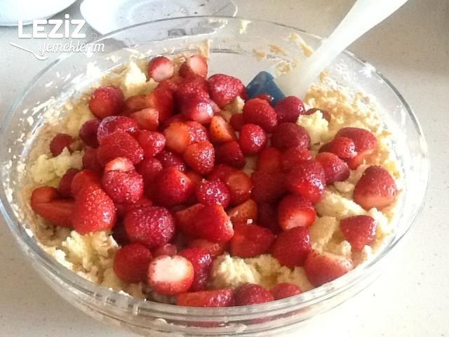 Ev Yapımı Çilekli Pasta (Doğal Ve Lezzetli)