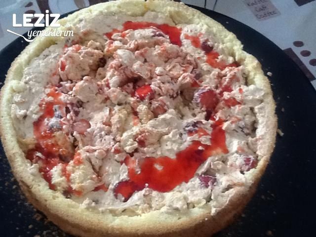 Ev Yapımı Çilekli Pasta (Doğal Ve Lezzetli)