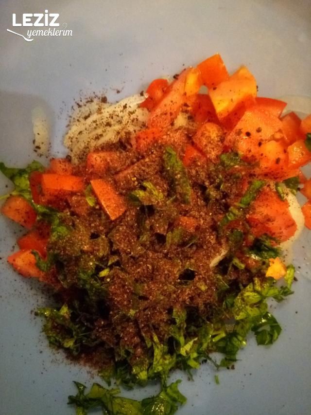 Nefis Soğan Salatası Tarifi