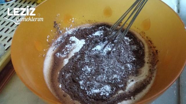 Çikolata Soslu Kakaolu Kek Tarifi