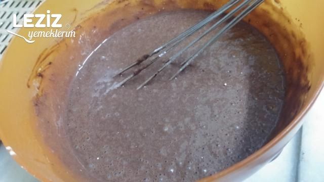 Çikolata Soslu Kakaolu Kek Tarifi