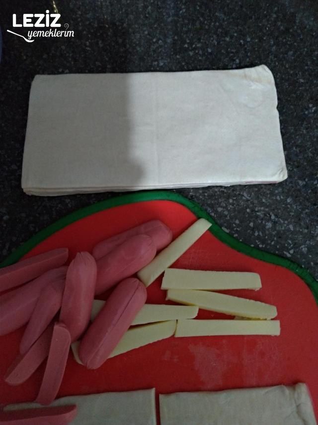 Sosisli Kaşarlı Milföy Böreği