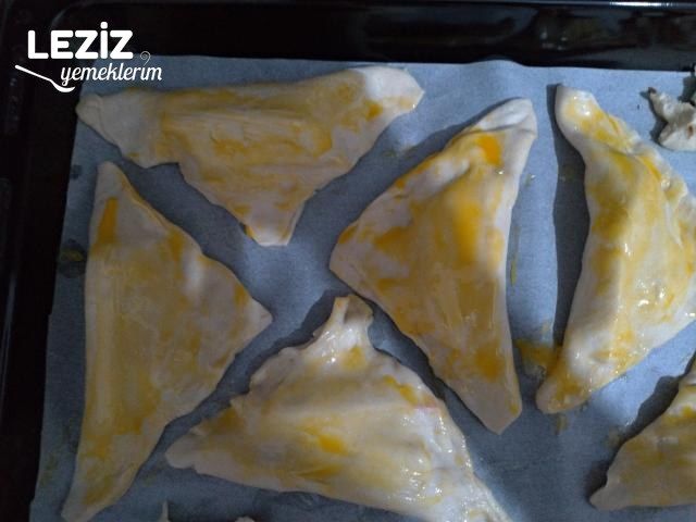 Sosisli Kaşarlı Milföy Böreği