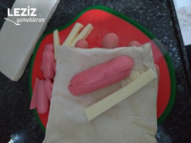 Sosisli Kaşarlı Milföy Böreği