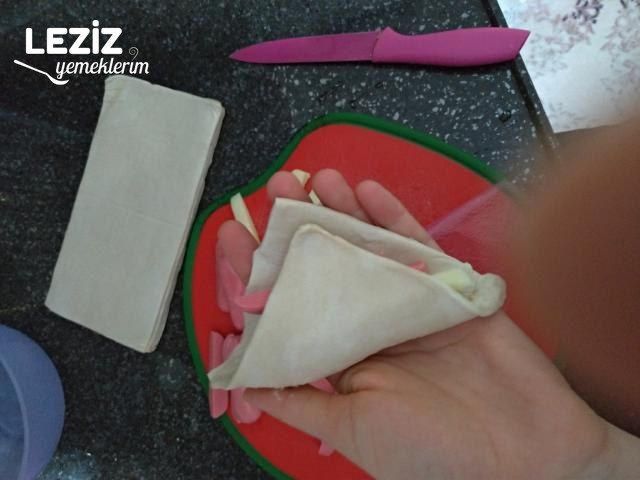 Sosisli Kaşarlı Milföy Böreği