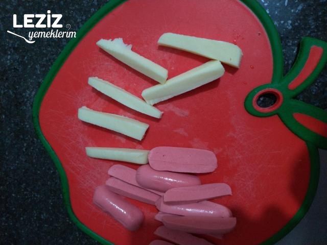 Sosisli Kaşarlı Milföy Böreği