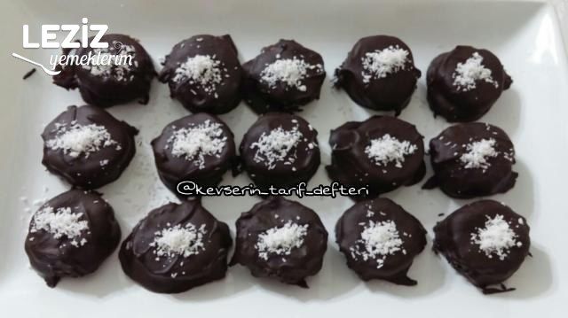 Üç Malzemeli Muzlu Çikolatalı Sandviç