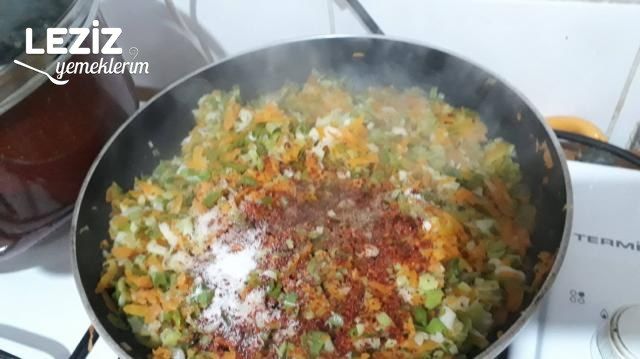 Pırasalı Havuçlu Börek Tarifi (Çok Pratik Tencerede)