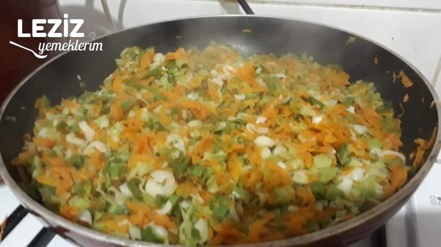 Pırasalı Havuçlu Börek Tarifi (Çok Pratik Tencerede)