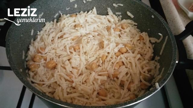 Erişteli Nohutlu Salata