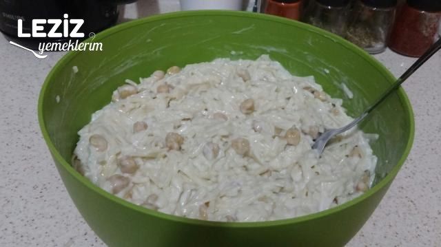 Erişteli Nohutlu Salata