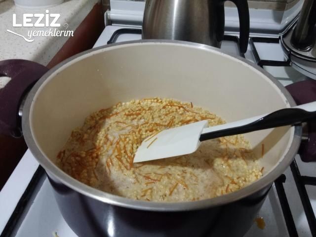 Domatesli Şehriyeli Demleme Kuskus Tarifi