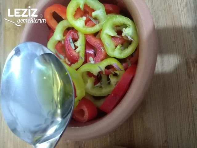 Güveçte Lor Peynirli Biber