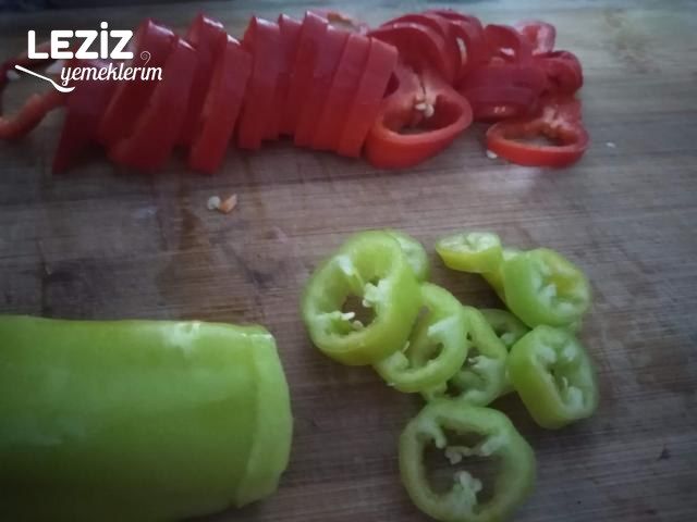 Güveçte Lor Peynirli Biber