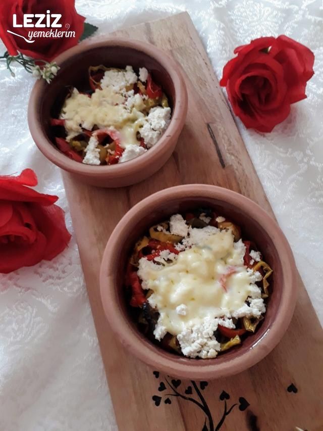 Güveçte Lor Peynirli Biber