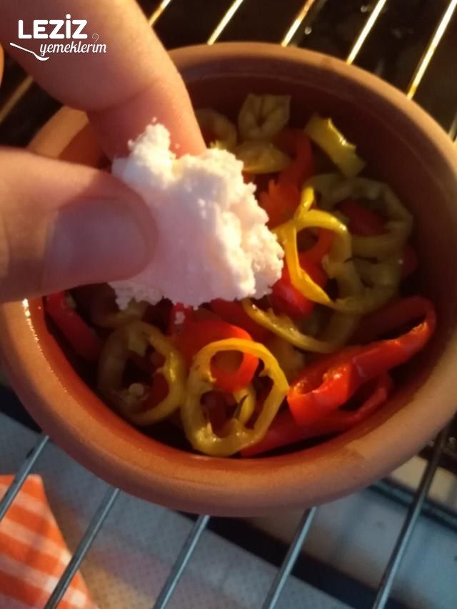 Güveçte Lor Peynirli Biber