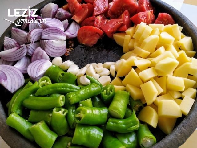 Eli Böğründe (Yan Yana) Tarifi