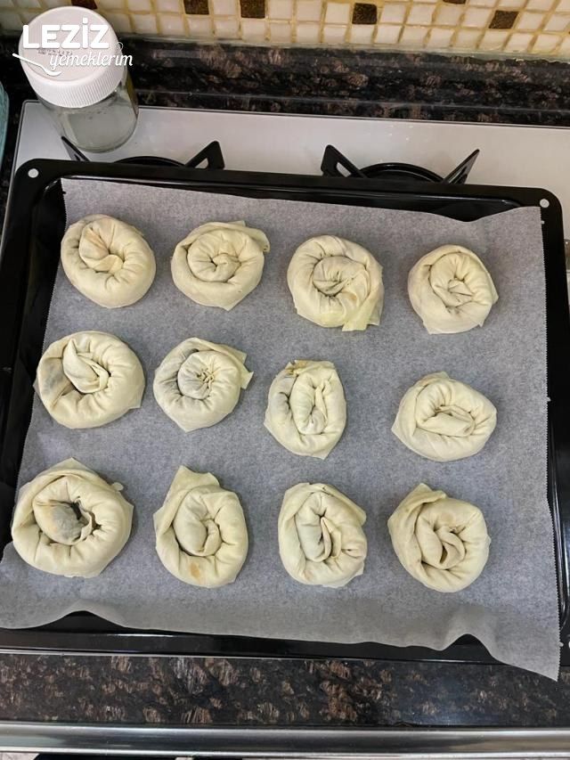 Ispanaklı Gül Börek Tarifi (Lezzeti Sosunda)