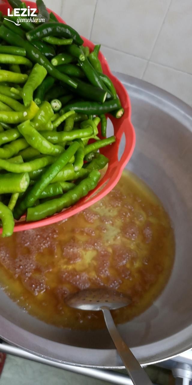 Ertesi Güne Hazır Yağlı Biber Turşusu