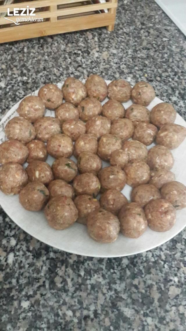 Kiremitte Domates Soslu Kaşarlı Köfte