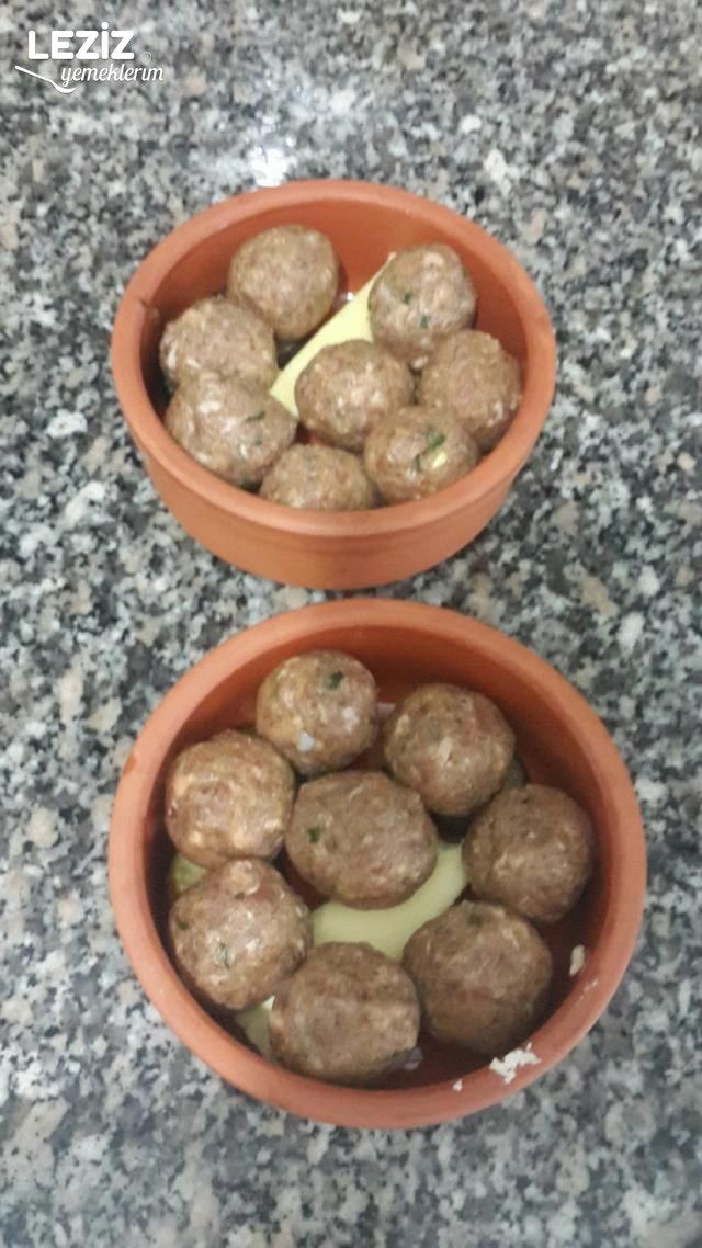 Kiremitte Domates Soslu Kaşarlı Köfte
