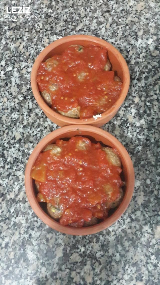 Kiremitte Domates Soslu Kaşarlı Köfte