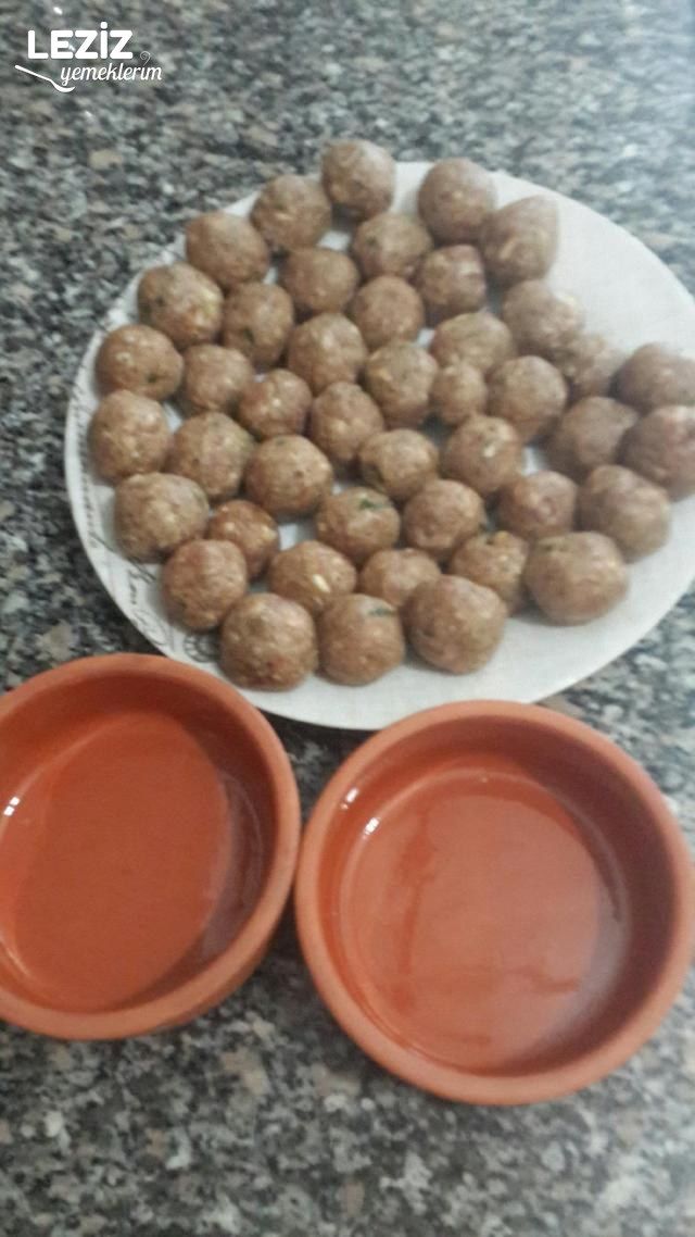Kiremitte Domates Soslu Kaşarlı Köfte