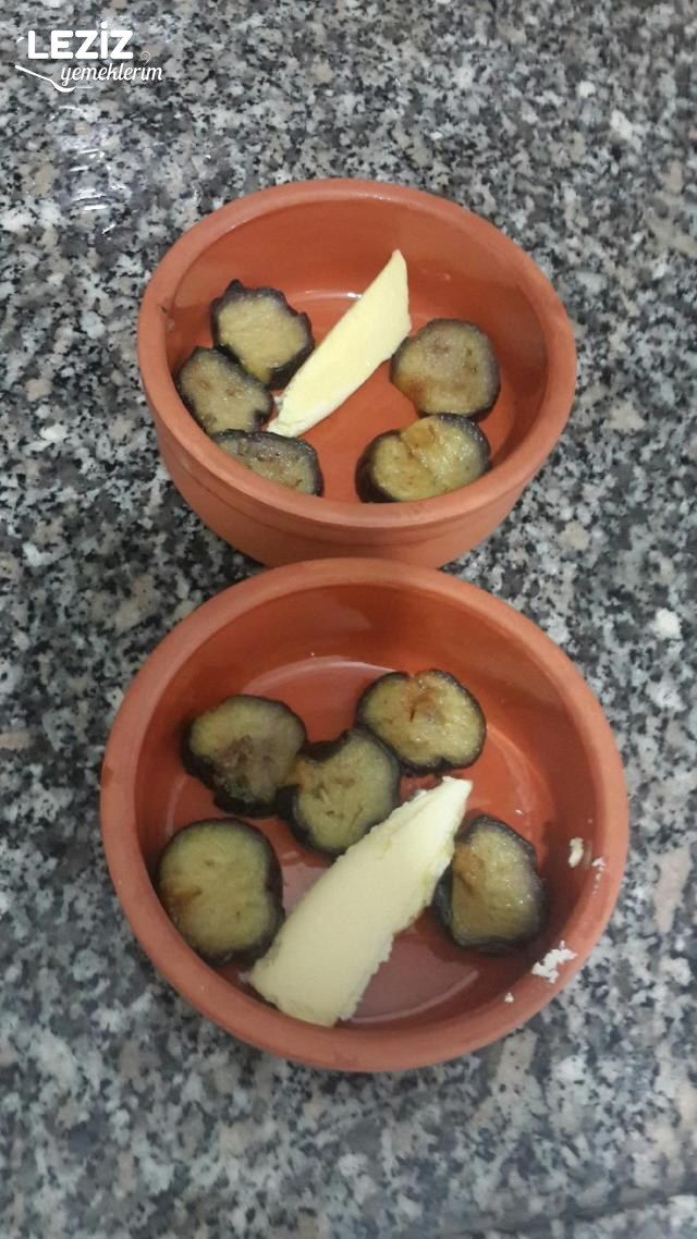 Kiremitte Domates Soslu Kaşarlı Köfte