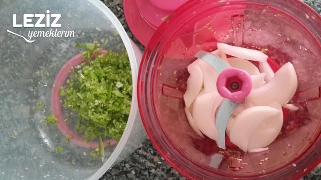 Kiremitte Domates Soslu Kaşarlı Köfte