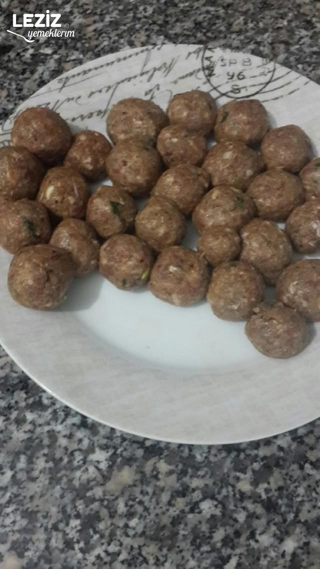 Kiremitte Domates Soslu Kaşarlı Köfte