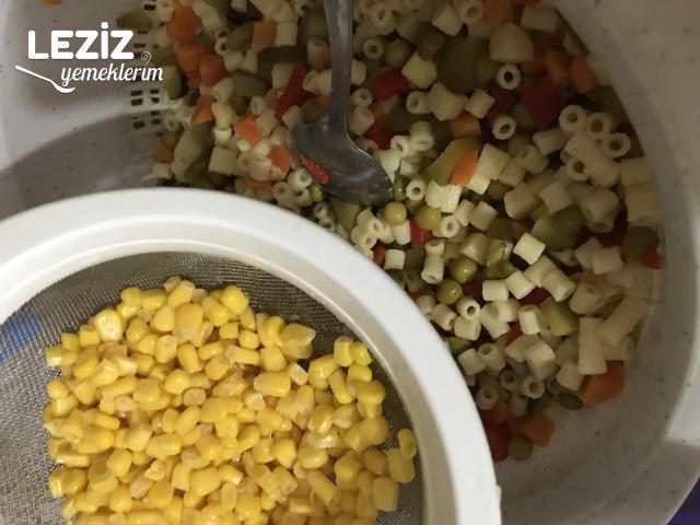 Bol Malzemeli Makarna Salatası