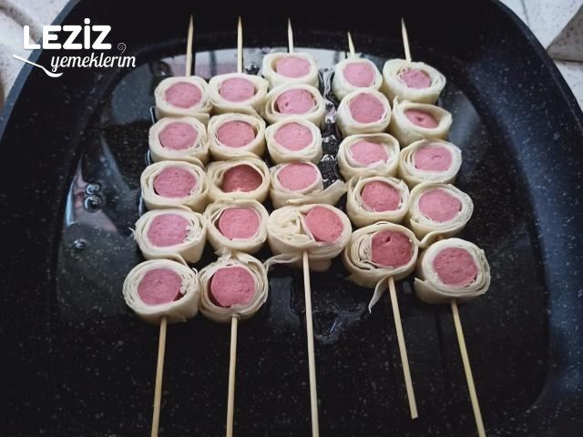 Çöp Şişlerde Çıtır Çıtır Sosis