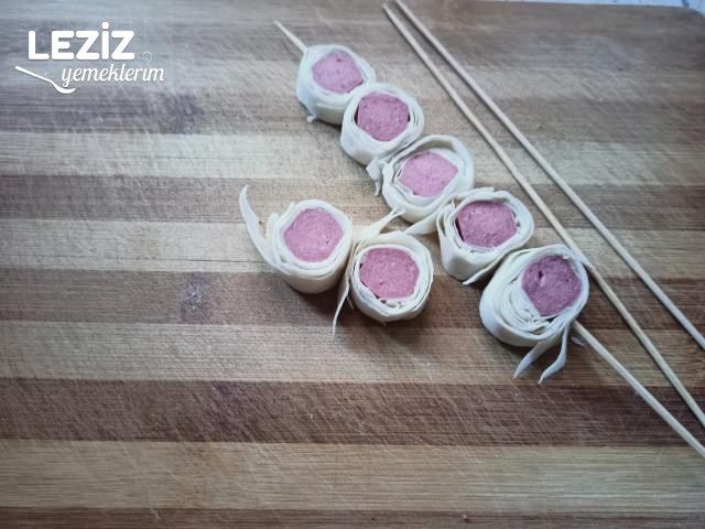 Çöp Şişlerde Çıtır Çıtır Sosis