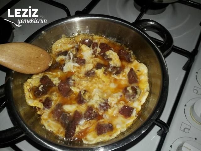 Tereyağlı Sucuklu Yumurta