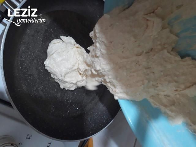 Yufkasız Tava Böreği (Peynirli Yoğurtlu)