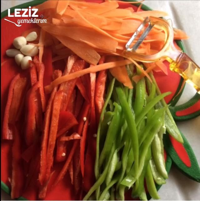 Sebzeli Fıstıklı Makarna