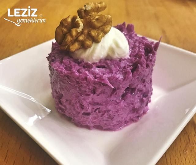 Süzme Yoğurtlu Mor Lahana Salatası