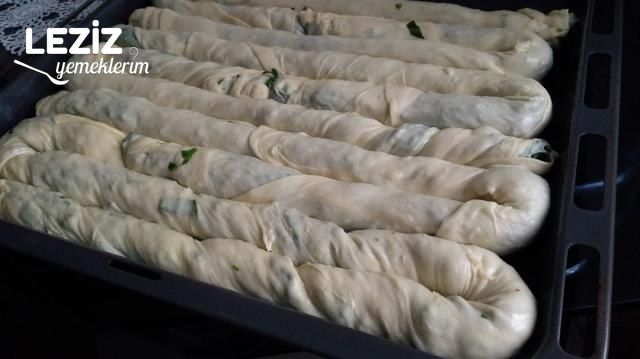 El Açması Ispanaklı Kıymalı Börek