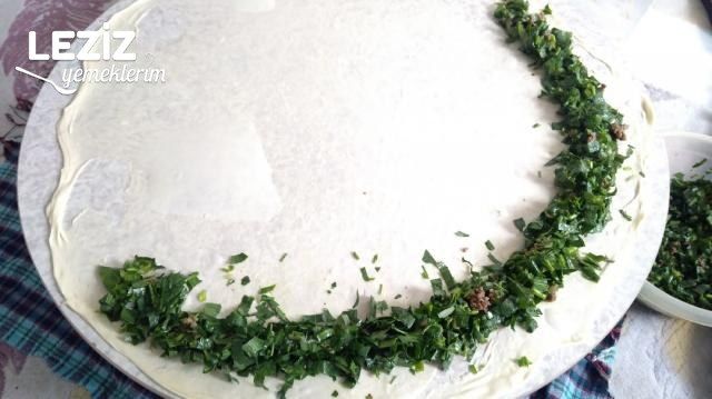 El Açması Ispanaklı Kıymalı Börek