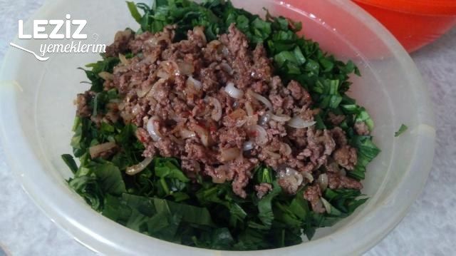 El Açması Ispanaklı Kıymalı Börek