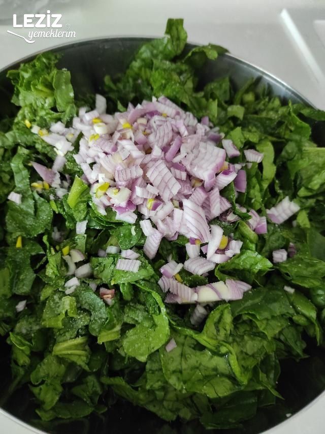 Tahin Soslu Ispanaklı Börek