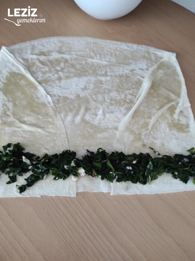 Tahin Soslu Ispanaklı Börek