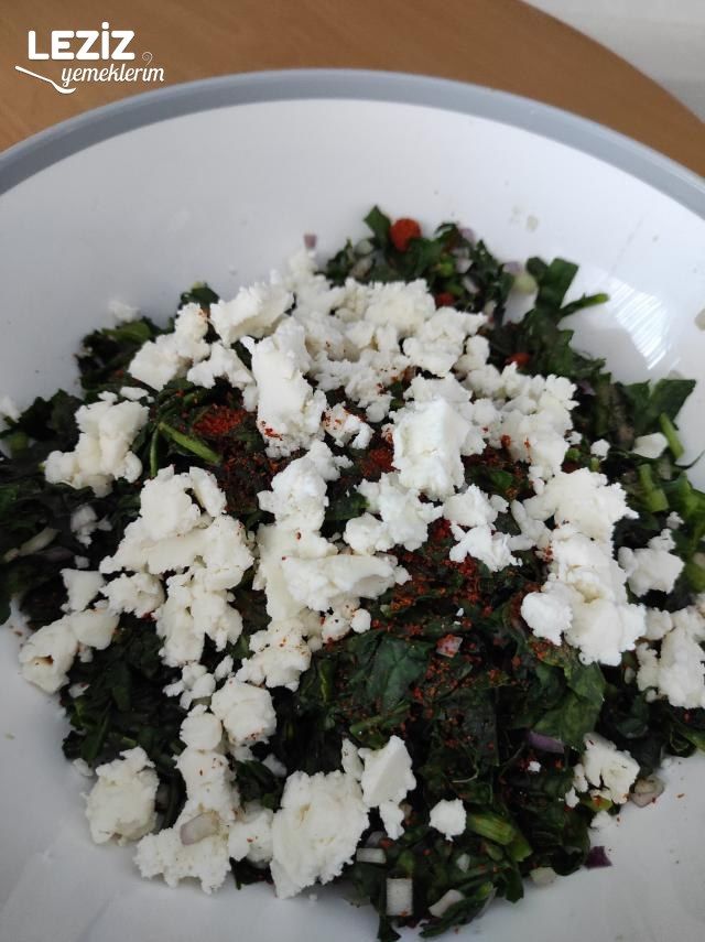 Tahin Soslu Ispanaklı Börek