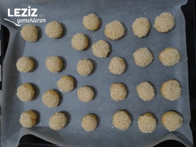 Susamlı Gevrek Toplar