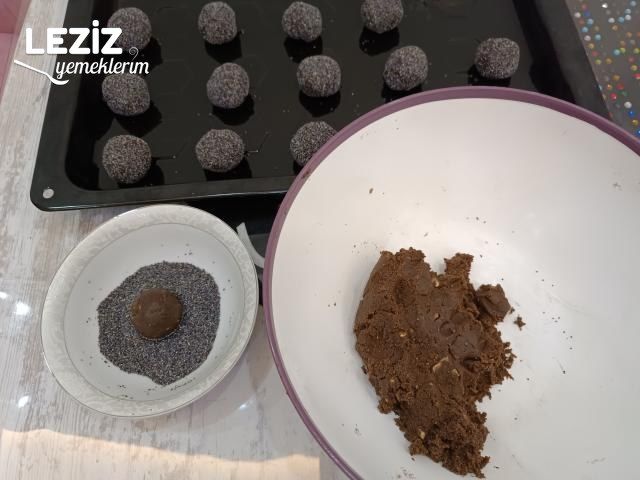 Haşhaşlı Kakaolu Cevizpare Tatlısı